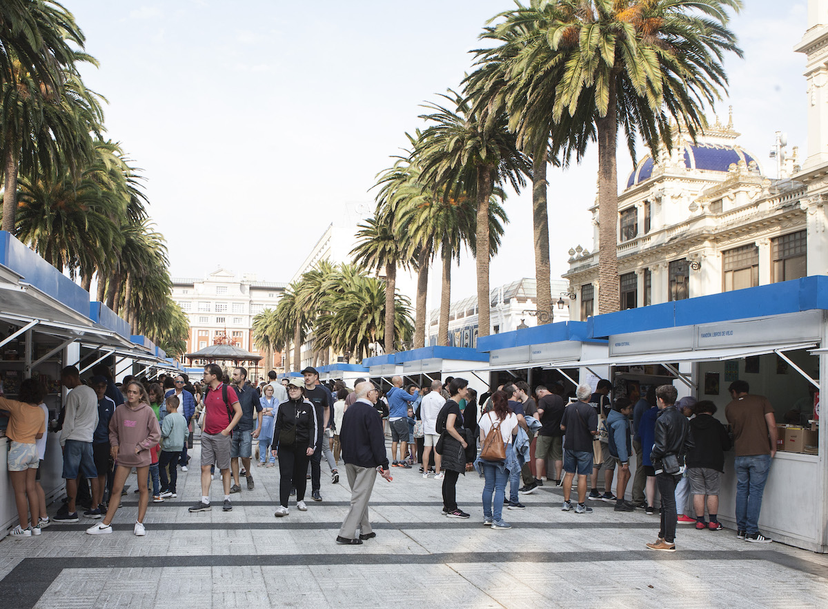RÚA DA BD
Ata o domingo 14 podes visitar a casetas das librerías e editoriais na #RÚAdaBD #viñetas2022

ACCESO DE BALDE
📌 Xardíns de Méndez Núñez
⏰ De 11.00h a 14.00h y 18.00h a 22.00h

+info sobre as casetas e actividades aquí 👇
vinetasdesdeoatlantico.com/gl/rua-da-bd/