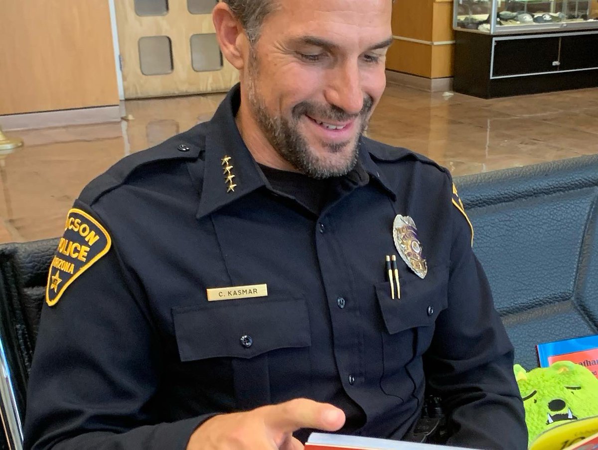 SoAzBookHeroes's tweet photo. @MargoSusco   @Tucson_Police 

Delivered some bags with children books 

#FirstResponders #soazbookheroes #childrensbooks #forthechildren #giveback #nonprofit #community https://t.co/ubEPuevyCT