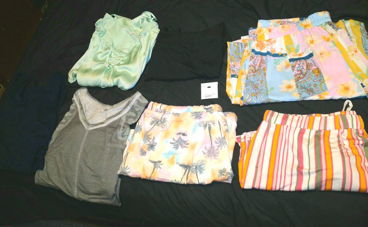 DarkPixieGaming's tweet photo. Went shopping got mostly around the house comfy clothes . I got 1 pair of lounge pants, 2 pairs of shorts, 1 black pair of leggings, 2 t-shirts, 1 light green blouse, and some Stirling silver earrings. All for $51.45 usd. That's 7 pieces of clothing and a pair of earrings! 😲 https://t.co/wLv611lydF