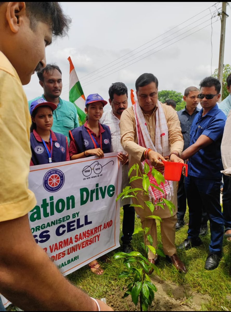 KumarSanskrit's tweet photo. Today hon'ble Cabinet Minister Govt of Assam Sri @jayanta_malla &amp; Hon'ble VC Prof @prahladjoshi71 along with estmd faculties &amp; students took part in the NSS cell orgsd plantation drive.
@PMOIndia @himantabiswa 
@ugc_india @EduMinOfIndia @dpradhanbjp @ranojpeguassam @_NSSIndia https://t.co/rUUTz2N23v
