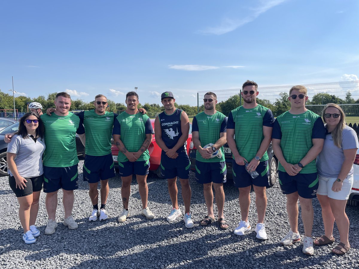 The cyclists have arrived at Coolaney for a special visit to meet Claire, Ross and their family 💚

Pictures are some of the players who were here to cheer them on 👍

Next stop, @sligorfc!

#Care4Claire gofundme.com/f/help-Claire-…