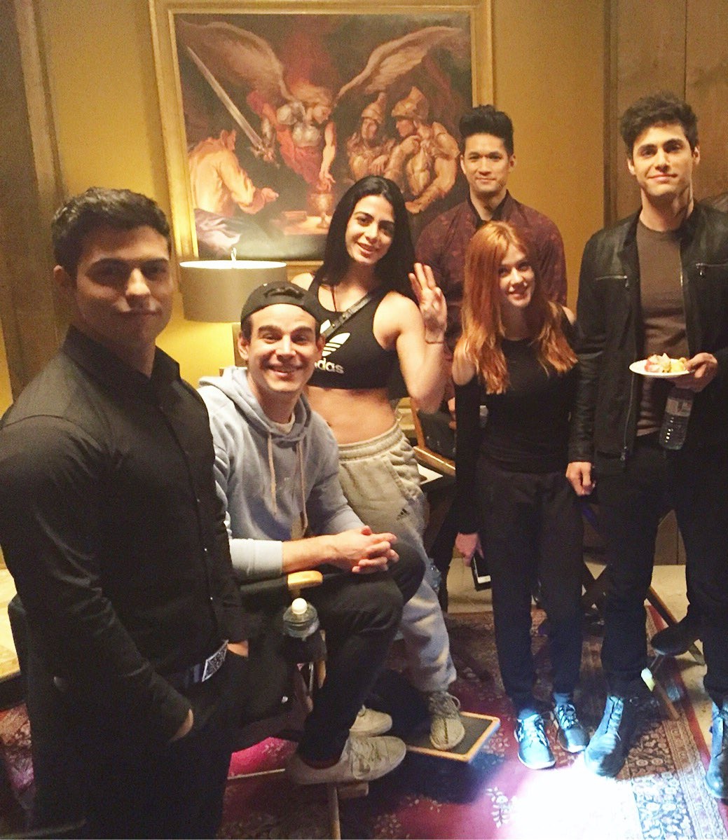 raphvampleader's tweet photo. hanging out with the bae and my family. have a good weekend!

#raphael #raphaelsantiago #simon #simonlewis #saphael #family #magnus #magnusbane https://t.co/UdUettm0WQ