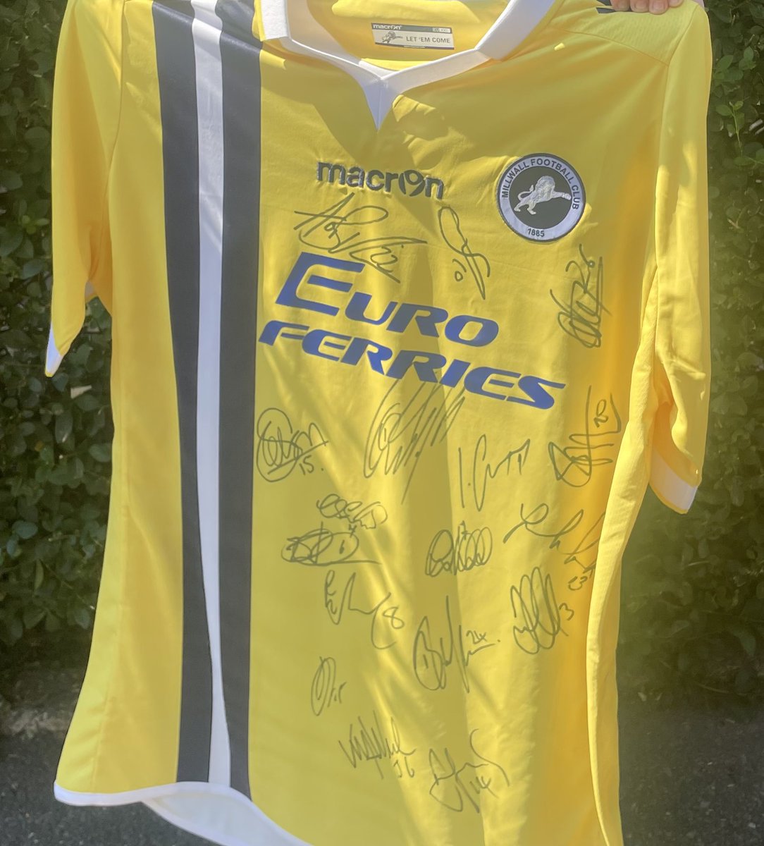 SophElizabeth91's tweet photo. Collected this beauty today 😍 #millwall https://t.co/SZW4KWJomX