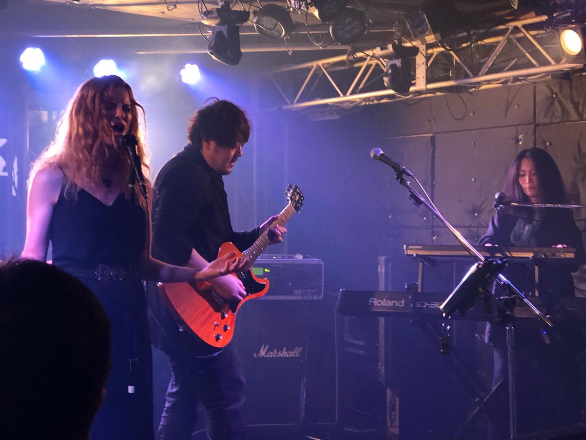 solarglider's tweet photo. 2年9ヶ月振りであり、Kristen WattsさんをゲストVoに起用しての初ライヴを行なったEARLY CROSSを観るため、今日は吉祥寺のクレッシェンドに行ってきた。ブランクを感じさせない素晴らしい演奏に、美しくも力強いKristenさんの歌声。荒天の中を遠出した価値は大いにあった。#EarlyCross #EarlyCrossBand https://t.co/FWOiivhfNR