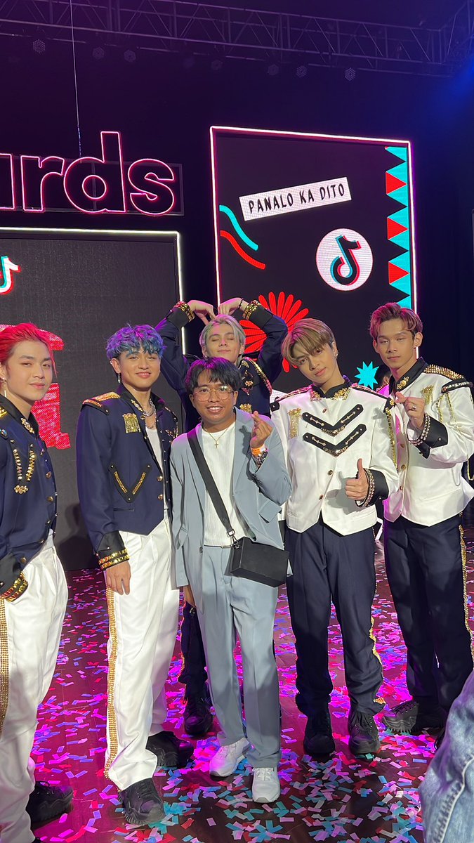 mrnikkotuazon's tweet photo. Mukha akong managernim ng @vxonofficial 😂 So nice seeing you guys @frnzchuaa @enzovince_ @vxonc13 @SamCafranca @ptrckrcmr20 #VXON #TikTokAwardsPH2022 @vixiesofficial https://t.co/HZAlCFRA7X