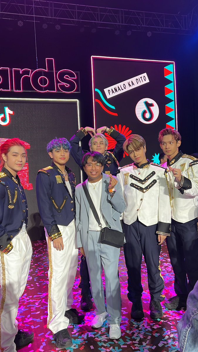 mrnikkotuazon's tweet photo. Mukha akong managernim ng @vxonofficial 😂 So nice seeing you guys @frnzchuaa @enzovince_ @vxonc13 @SamCafranca @ptrckrcmr20 #VXON #TikTokAwardsPH2022 @vixiesofficial https://t.co/HZAlCFRA7X