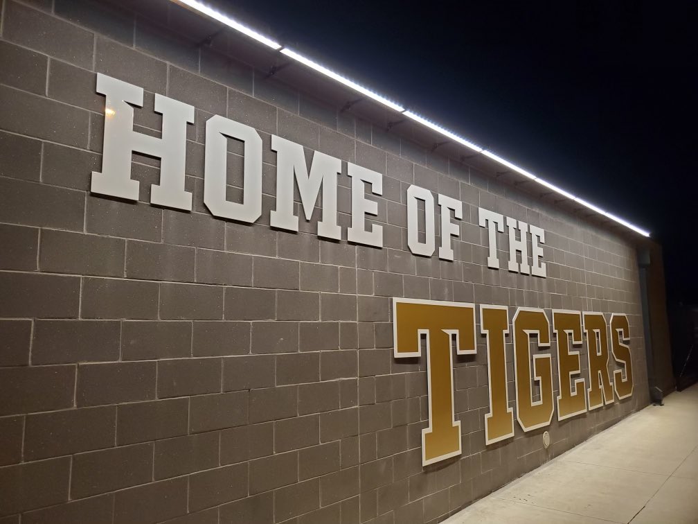 LSHSAthletics's tweet photo. WOWZA!!! What a great addition to our entryway to Bud Hertzog Stadium!! @lstigerfootball @LSGirlsTrack @LSTigerSoccer @LSTigerSoccer @LSHSABC @lsloudcrowd @LS_stuco @KariHarrisonLSH https://t.co/zRJb8QgKi9