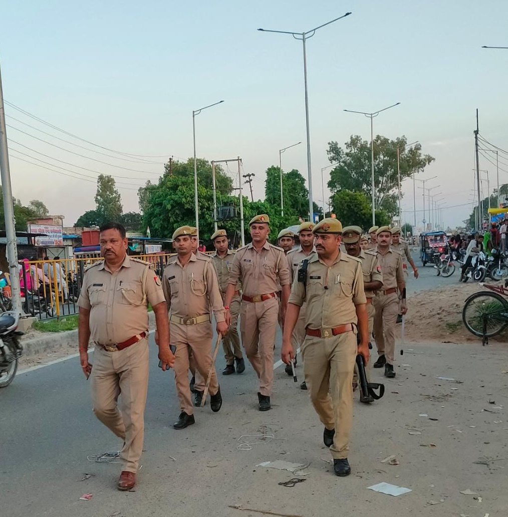 pilibhitpolice's tweet photo. पुलिस अधीक्षक @pilibhitpolice के निर्देशन में आगामी त्यौहारों के दृष्टिगत जनपदीय पुलिस ने #FootPatrolling कर क़ानून व्यवस्था का जायजा़ लिया व नागरिकों से संवाद स्थापित कर आगामी त्यौहारों को सौहार्दपूर्ण तरीके से मनाने की अपील की। https://t.co/iu7wdXOyaS