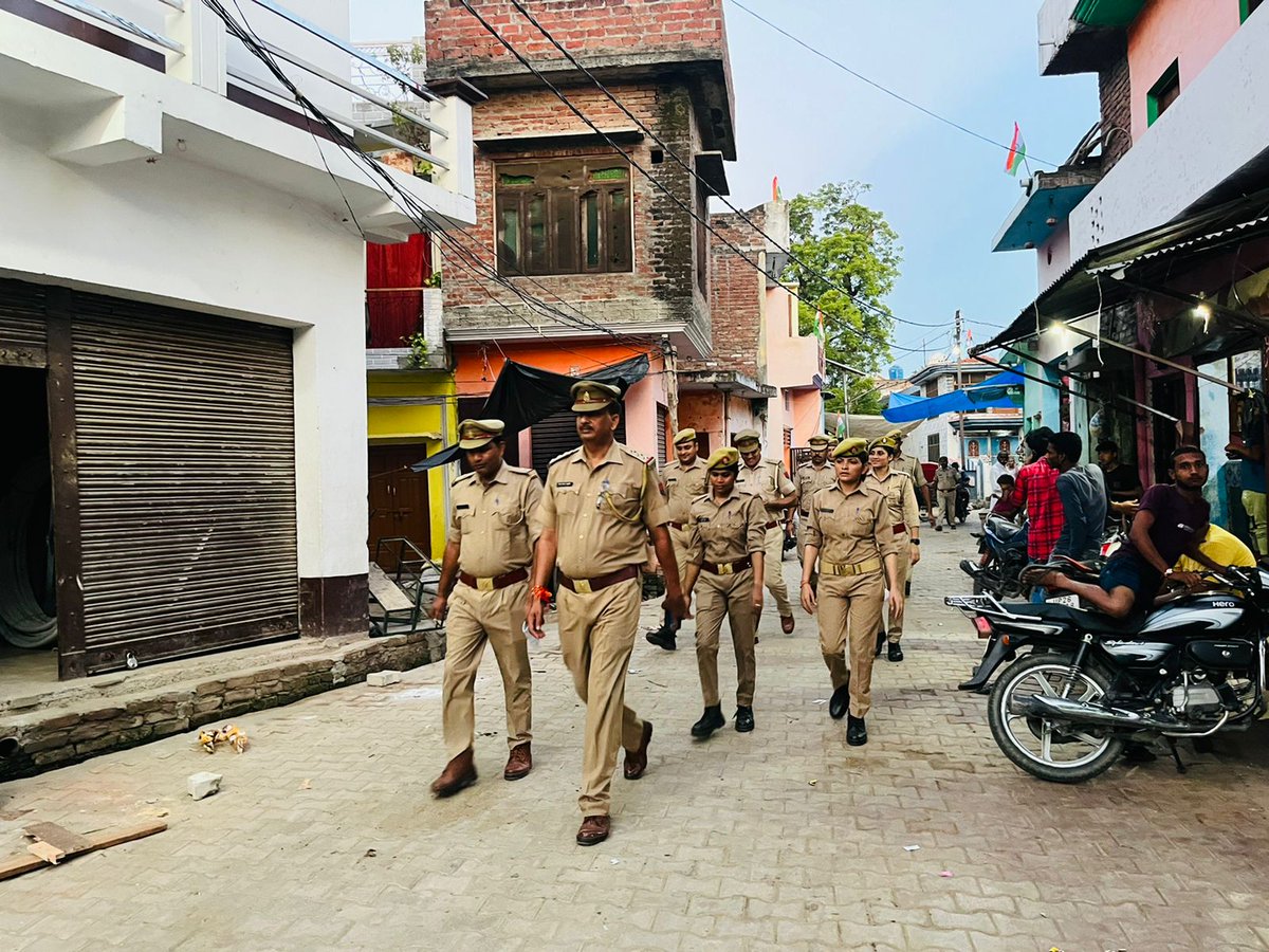 pilibhitpolice's tweet photo. पुलिस अधीक्षक @pilibhitpolice के निर्देशन में आगामी त्यौहारों के दृष्टिगत जनपदीय पुलिस ने #FootPatrolling कर क़ानून व्यवस्था का जायजा़ लिया व नागरिकों से संवाद स्थापित कर आगामी त्यौहारों को सौहार्दपूर्ण तरीके से मनाने की अपील की। https://t.co/iu7wdXOyaS