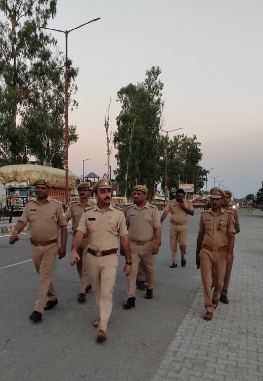 pilibhitpolice's tweet photo. पुलिस अधीक्षक @pilibhitpolice के निर्देशन में आगामी त्यौहारों के दृष्टिगत जनपदीय पुलिस ने #FootPatrolling कर क़ानून व्यवस्था का जायजा़ लिया व नागरिकों से संवाद स्थापित कर आगामी त्यौहारों को सौहार्दपूर्ण तरीके से मनाने की अपील की। https://t.co/iu7wdXOyaS