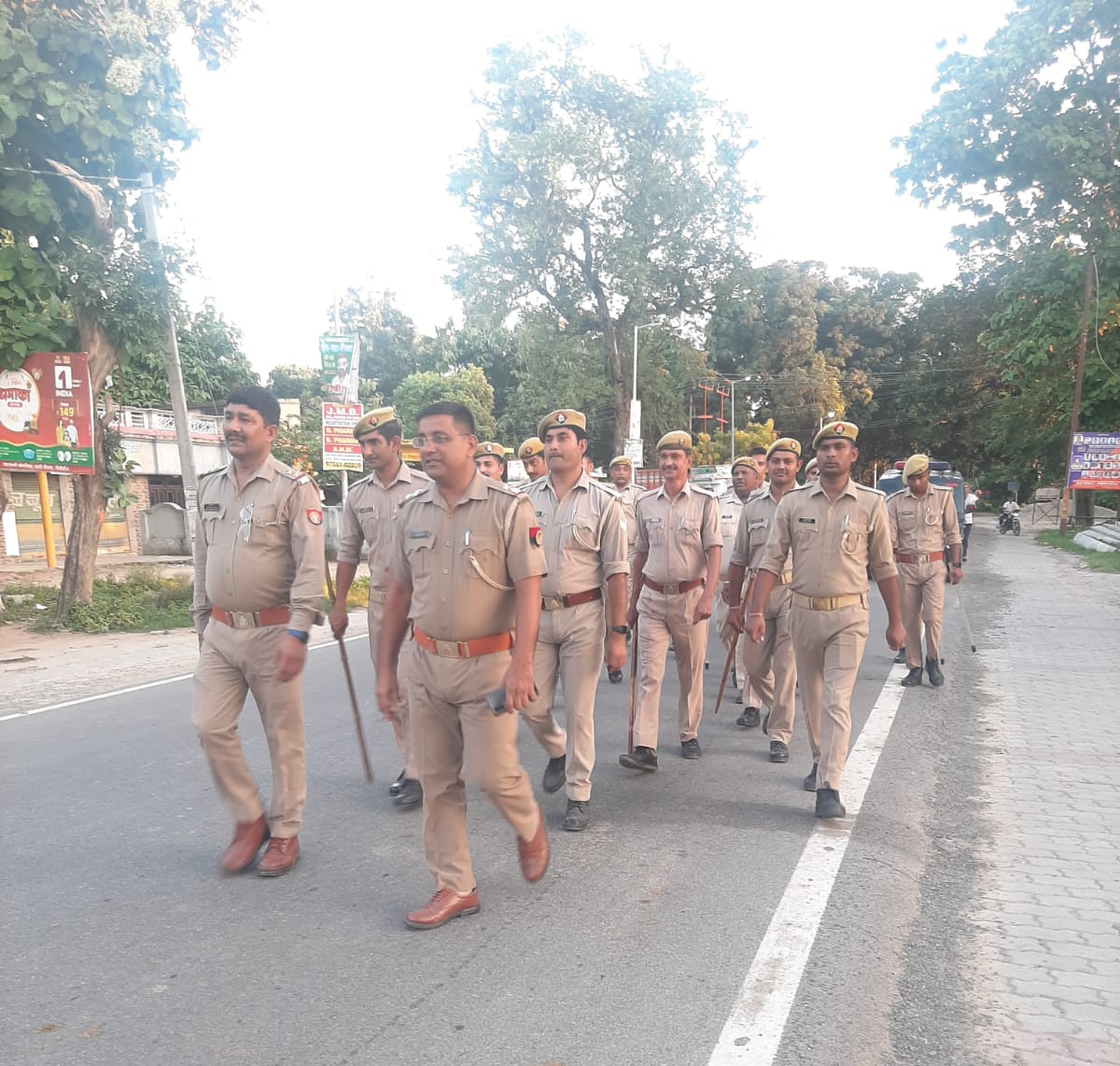 pilibhitpolice's tweet photo. पुलिस अधीक्षक @pilibhitpolice के निर्देशन में आगामी त्यौहारों के दृष्टिगत जनपदीय पुलिस ने #FootPatrolling कर क़ानून व्यवस्था का जायजा़ लिया व नागरिकों से संवाद स्थापित कर आगामी त्यौहारों को सौहार्दपूर्ण तरीके से मनाने की अपील की। https://t.co/iu7wdXOyaS