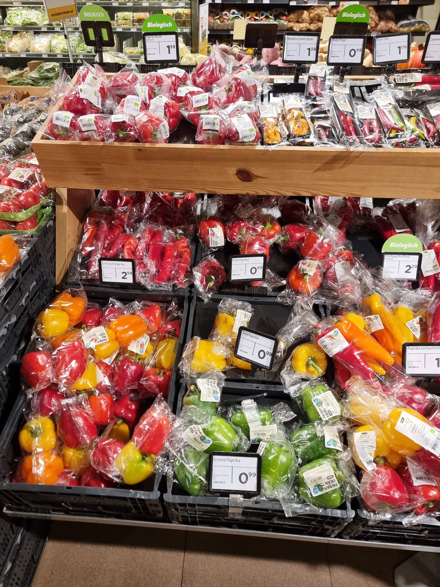Hallo <a href="/JumboSupermarkt/">Jumbo Supermarkten</a> waarom zijn bij jullie alle paprika's altijd individueel verpakt in plastic? Elke keer als ik een paprika bij jullie wil kopen, loop ik hier tegenaan. Maar jullie hebben geen alternatief. Lijkt me onnodig plasticgebruik, toch?