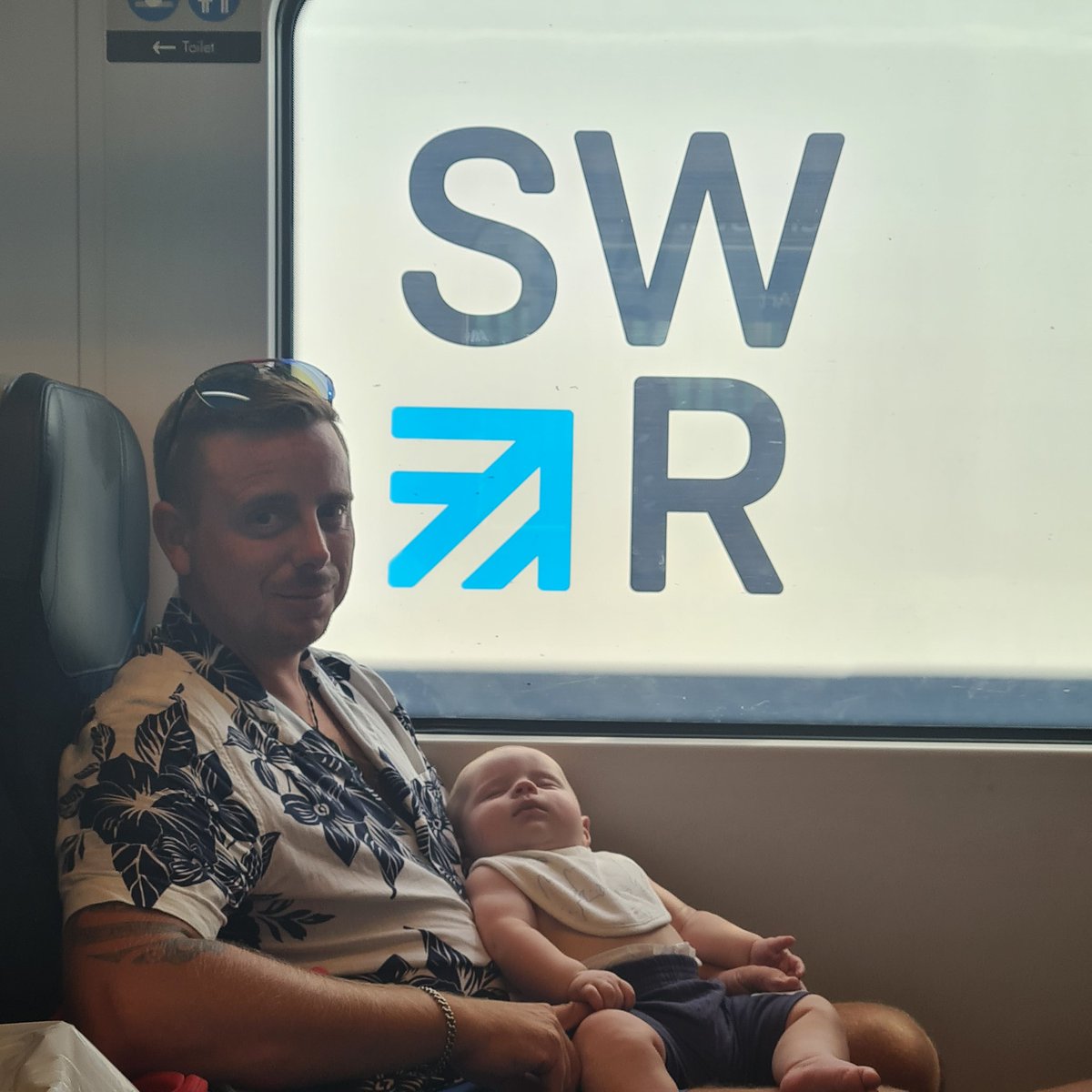 iainswan89's tweet photo. Jack feeling chilled out with uncle @Benjaminswan81 on his first @SW_Help journey to Portsmouth. #feelingchilled #firstclass #familydayout https://t.co/WSxhKbkuzj