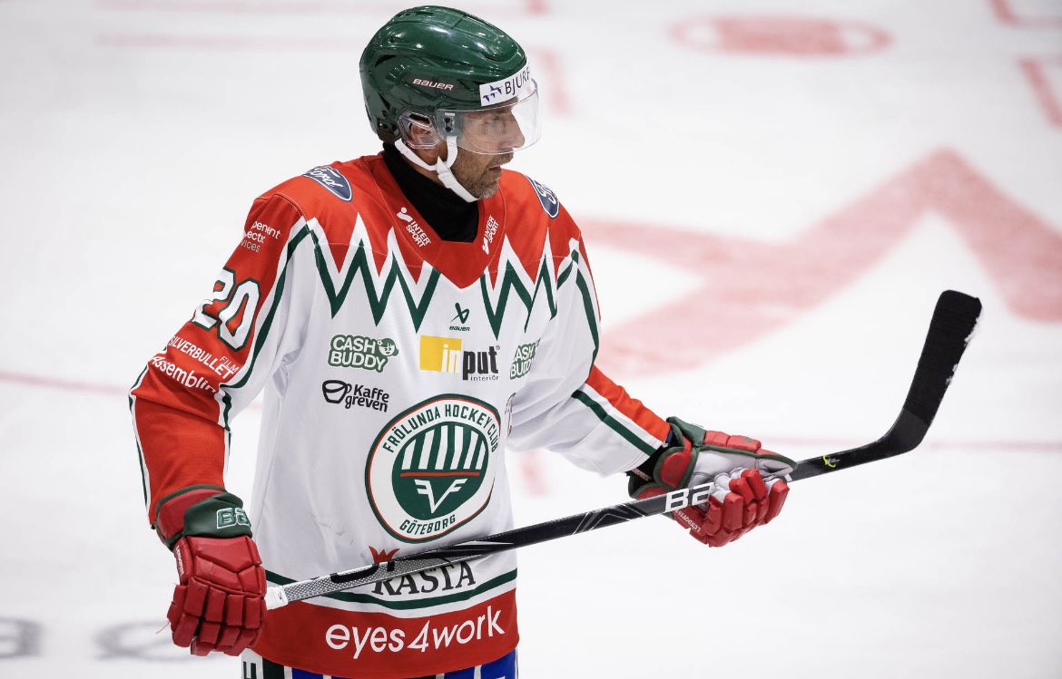 När du hittar årets matchtröja på rea-hyllan på Carlings.