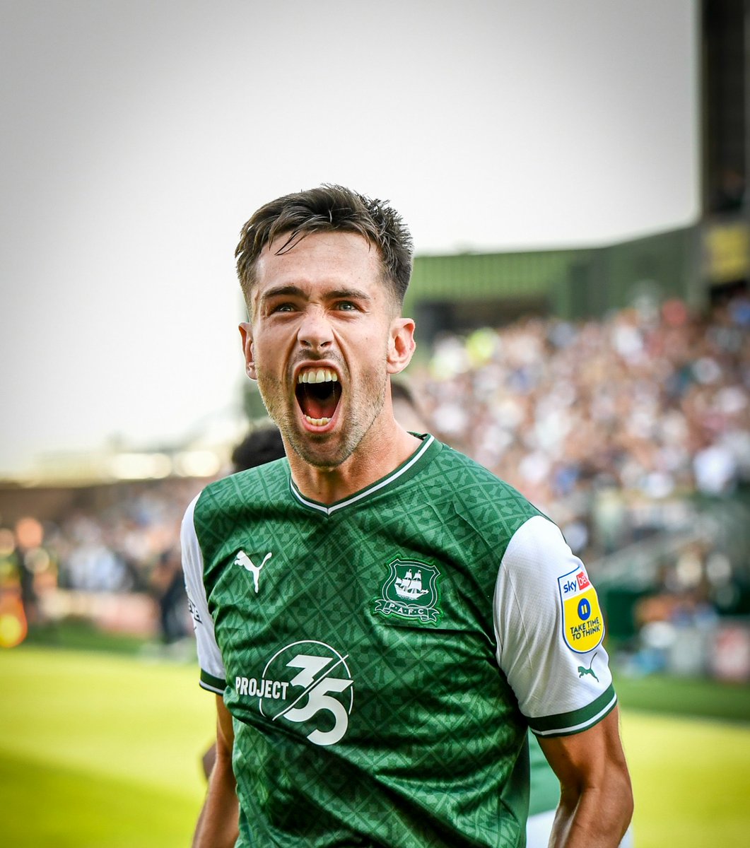 Argyle's tweet photo. 💚 @Ryanhardie9 🤝 Green Army.

Buzzing.

#pafc https://t.co/AuaVf3eVO0