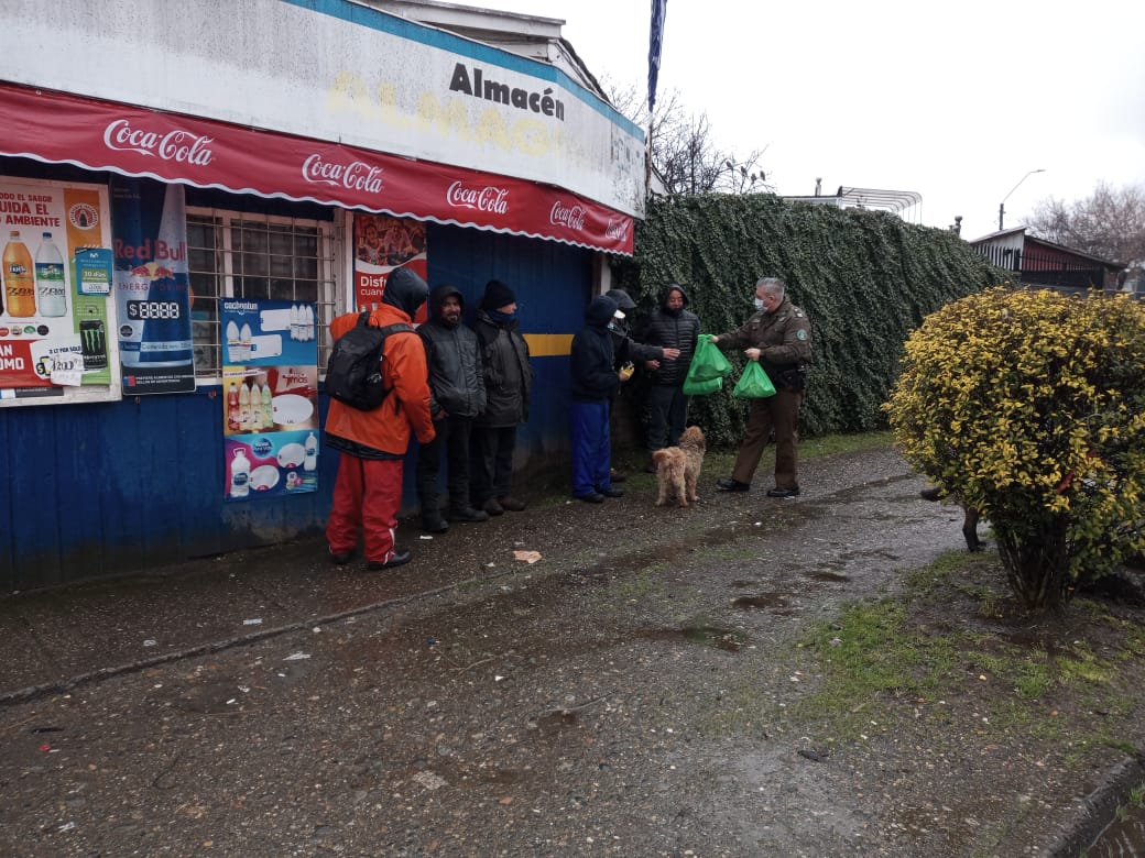 En esta  lluviosa jornada en #Valdivia, <a href="/CarabMicc/">Carab. Plan Cuadrante e Integración Comunitaria</a> de la 1ª Comisaría entrega kit de alimentos e higiene a vecinos en situación de calle, apoyando plan del <a href="/MDSLosRios/">Seremi Desarrollo Social y Familia Los Ríos</a>.
#CarabinerosDeTodos