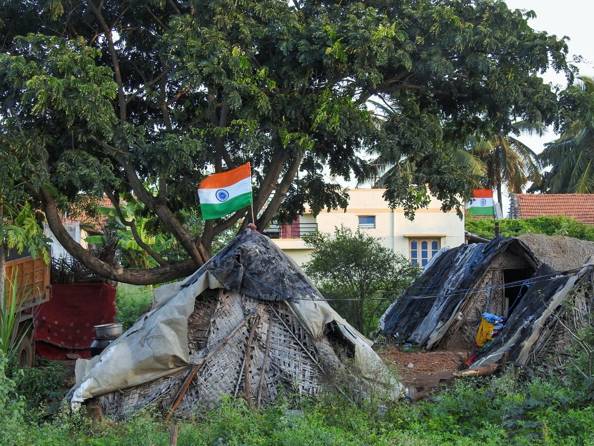 PushkinKM's tweet photo. #Harghartiranga reaches each root of the India but some roots are in the worst condition even in #AzadiKaAmritMahotsav. They host the flag above their shelter, big salute for them. I hope for better shelter &amp; residence from @MoHUA_India @AS_MoHUA   @PMOIndia📍Mahadevpura Mandya https://t.co/H6gHQxXgPf