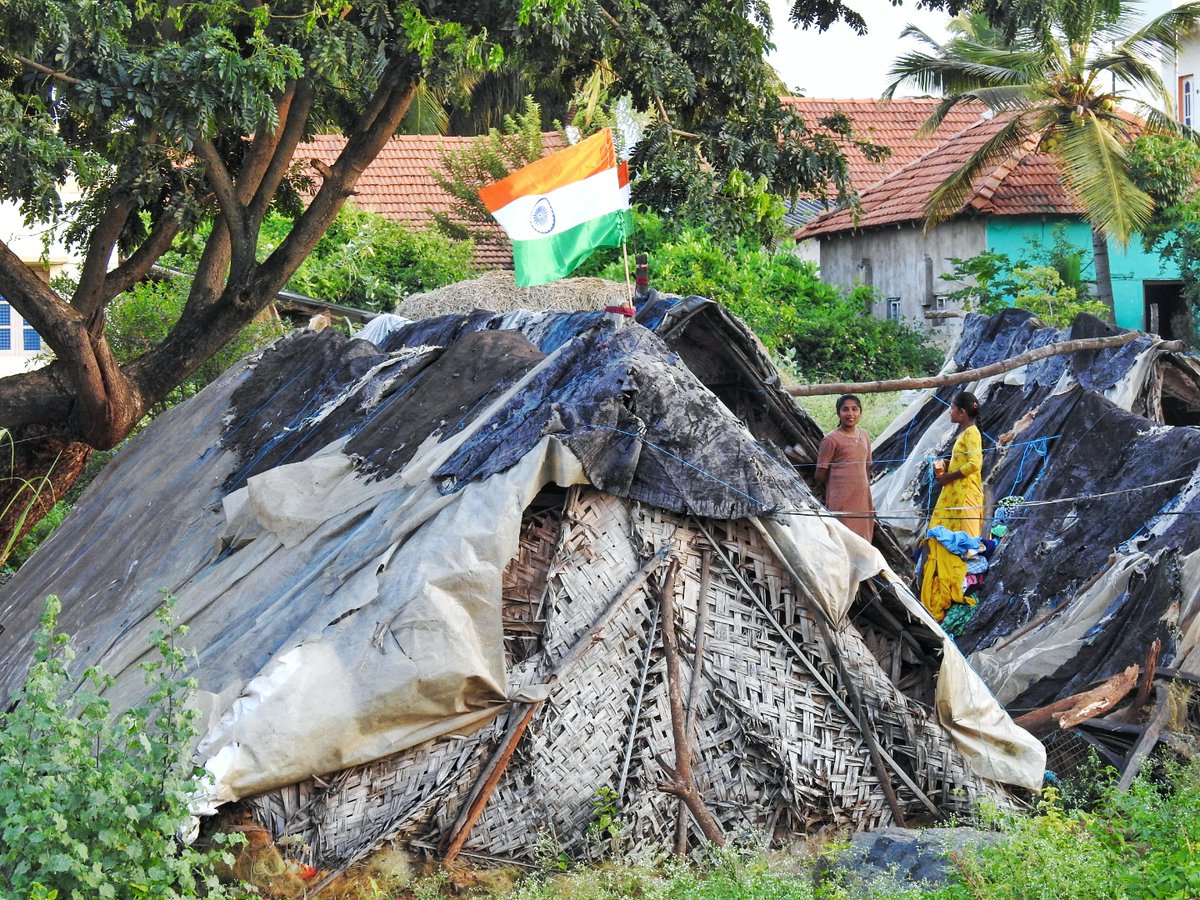 PushkinKM's tweet photo. #Harghartiranga reaches each root of the India but some roots are in the worst condition even in #AzadiKaAmritMahotsav. They host the flag above their shelter, big salute for them. I hope for better shelter &amp; residence from @MoHUA_India @AS_MoHUA   @PMOIndia📍Mahadevpura Mandya https://t.co/H6gHQxXgPf