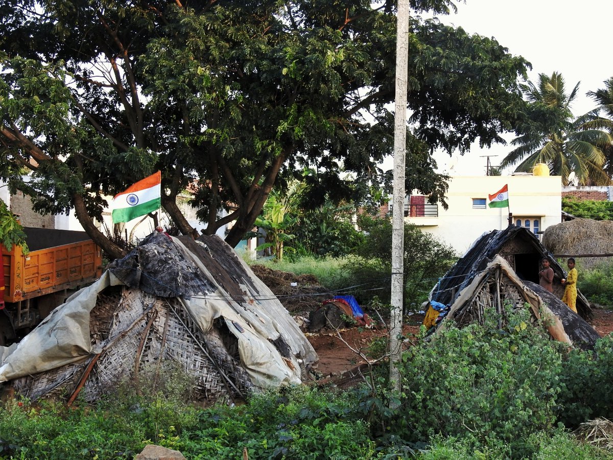 PushkinKM's tweet photo. #Harghartiranga reaches each root of the India but some roots are in the worst condition even in #AzadiKaAmritMahotsav. They host the flag above their shelter, big salute for them. I hope for better shelter &amp; residence from @MoHUA_India @AS_MoHUA   @PMOIndia📍Mahadevpura Mandya https://t.co/H6gHQxXgPf