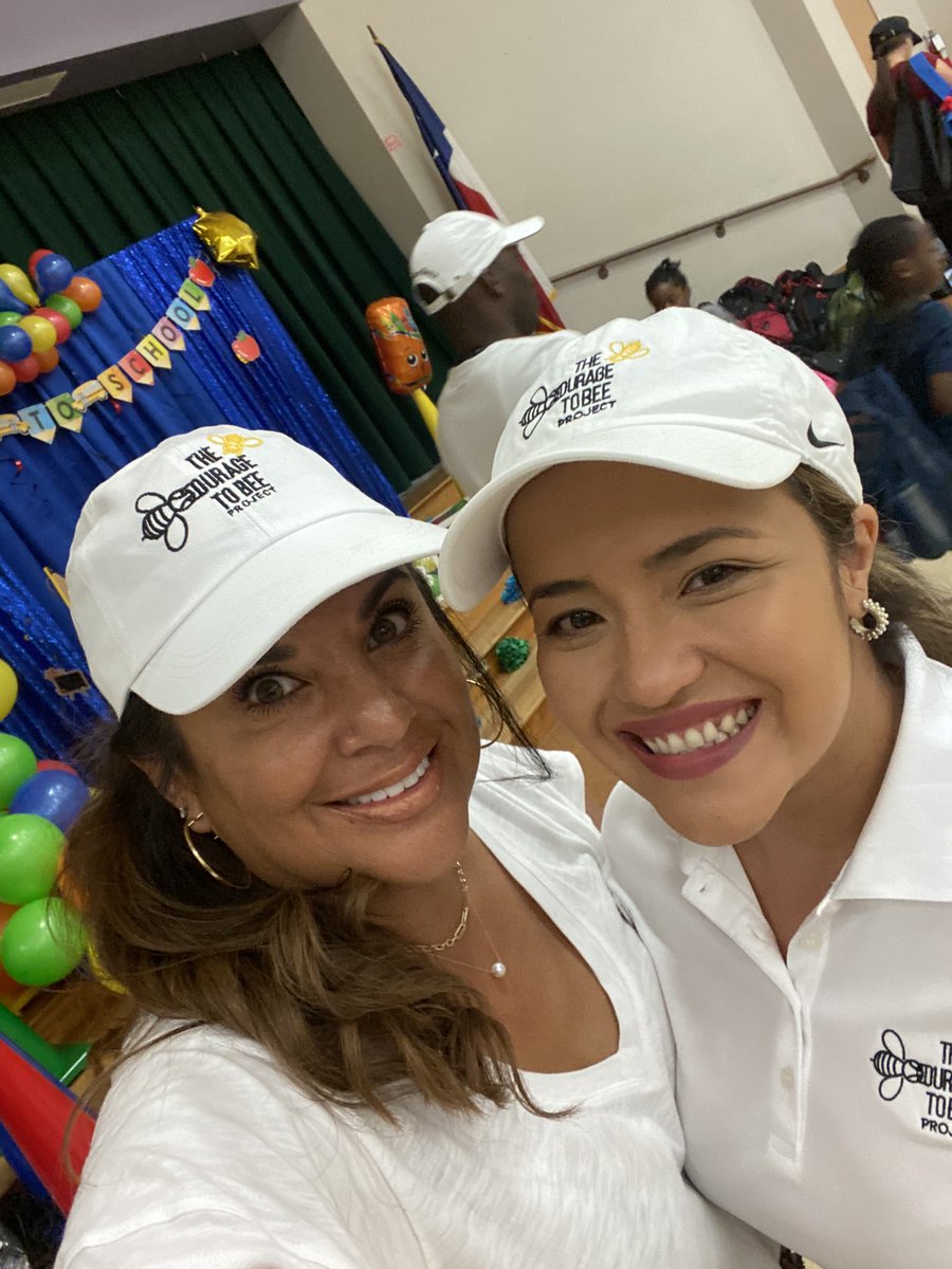 SelChapa's tweet photo. @courage_bee is at Daily Elementary @TeamHISD @DailyWraparound @kendalbaker1 #backpacksforbeesprogram #mochilaforbeesprogram https://t.co/fy3mLFA2om