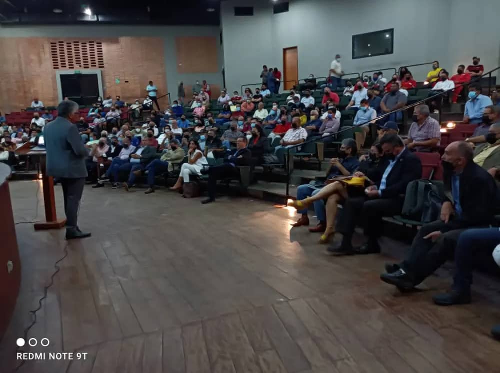CIV_ceidec's tweet photo. El Colegio de Ingenieros del Estado Falcón conjuntamente con el Colegio de Ingenieros del Estado Carabobo realizaron la conferencia 
"Impacto de la  Transición Energética". 
Donde el Ing. Derxsy Regardiz expuso aspectos relevantes de este tema para el futuro de Venezuela.
#ceidec https://t.co/5E6SicuayL
