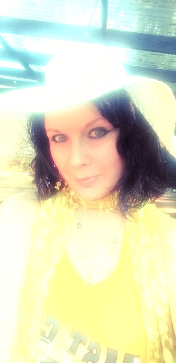 Bono66020372's tweet photo. It's all about those #Sunhats & #Sunglasses & not forgetting the #sunfactorcream on such a #hotsunnyday with such a #clearbluesky #beprepared ! Well I was a #Brownie & a #girlguide , #Flashback to Campingholidays with the Brownies & the Girl Guides #BabyBoomer #somanyactivities ! https://t.co/4tFMOnyzhT