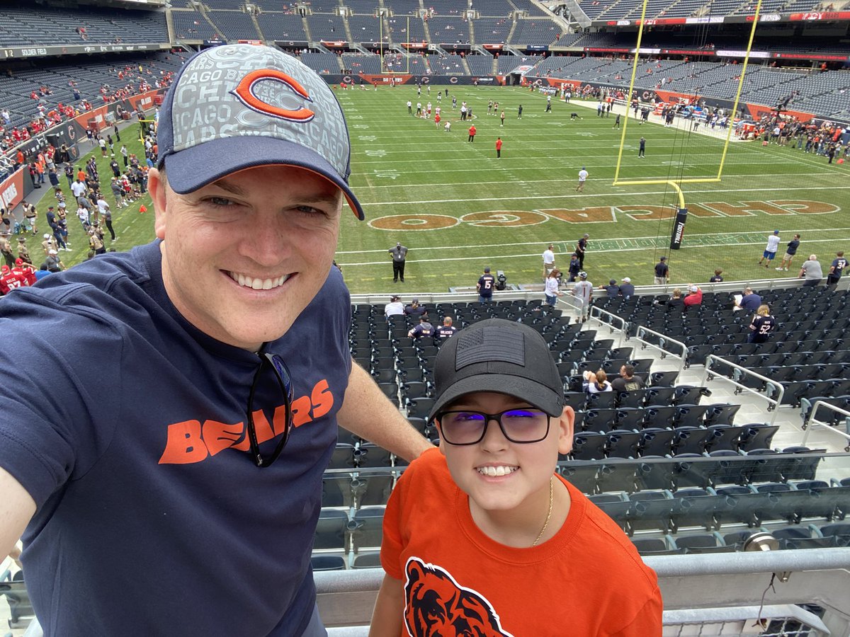 TomFreyer3's tweet photo. Best time of year. Go @ChicagoBears ! https://t.co/N8equd0Z1G