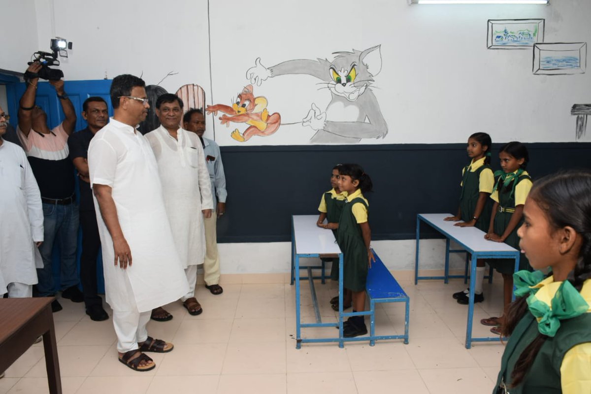 kmc_kolkata's tweet photo. Under the inspiration &amp; leadership of Hon'ble CM Smt. @MamataOfficial, Hon'ble Mayor KMC, Sri @FirhadHakim inaugurated the newly renovated KMCP School - Vidyasagar KMCP School at Dhapa Kacharipara Ward 58, Borough VII.
(1/2) https://t.co/6zVpZHIntr