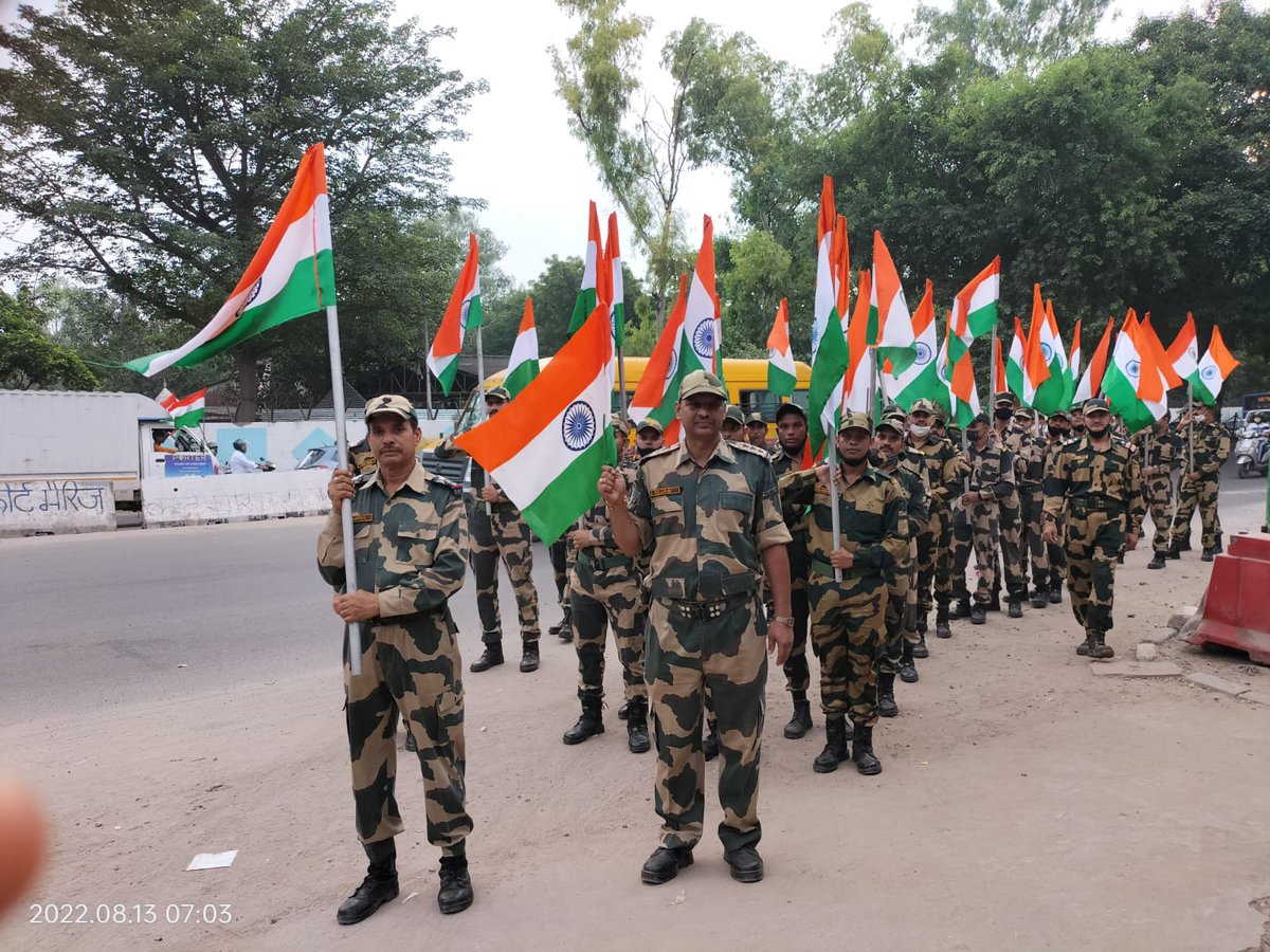 BSF_BICIT's tweet photo. #HarGharTiranga 

"दे सलामी इस तिरंगे को, जिस से तेरी शान है l
सर हमेशा ऊँचा रखना इसका,जब तक दिल में जान है"

#AzadiKaAmritMahotsav 
#FirstLineOfDefence 
@BSF_India https://t.co/MZn4s2YhdU