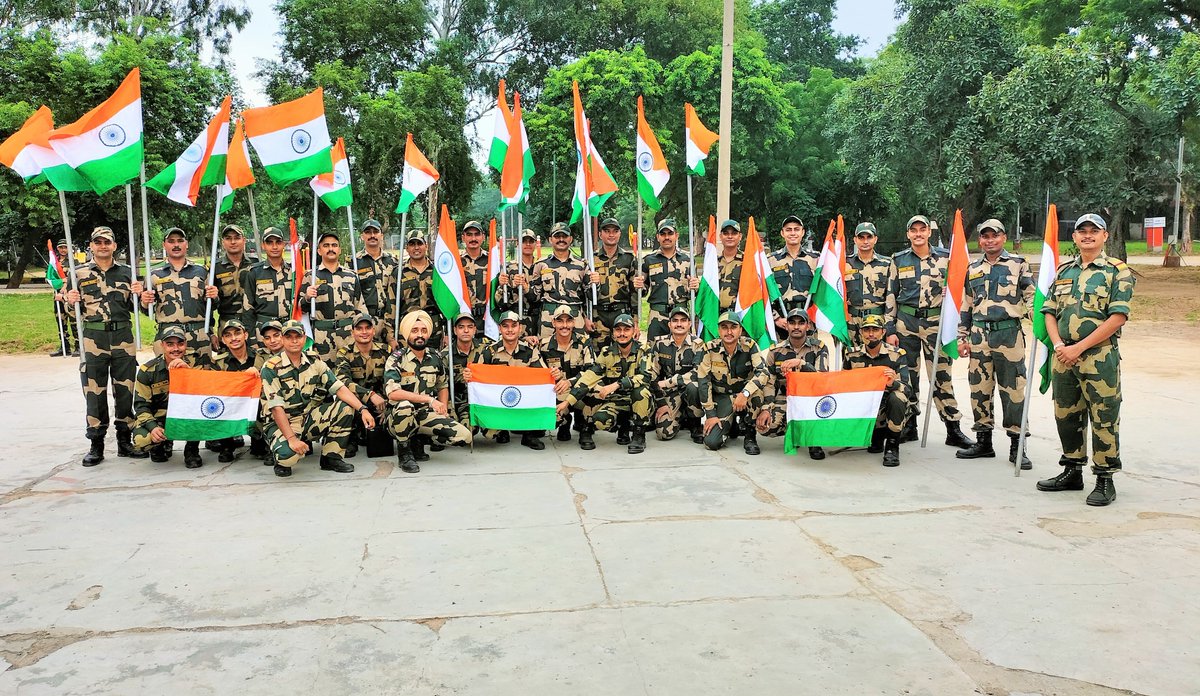 BSF_BICIT's tweet photo. #HarGharTiranga 

"दे सलामी इस तिरंगे को, जिस से तेरी शान है l
सर हमेशा ऊँचा रखना इसका,जब तक दिल में जान है"

#AzadiKaAmritMahotsav 
#FirstLineOfDefence 
@BSF_India https://t.co/MZn4s2YhdU