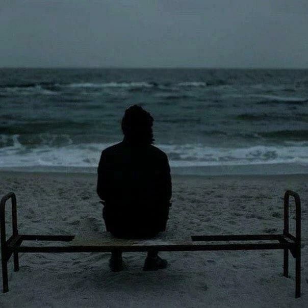 "O günleri yapayalnız geçirdi. Yanına kimse gelmedi, o da kimsenin onu istemediği, sevmediği ve ona ihtiyaç duymadığı gibi alçaltıcı duyguları gitgide daha şiddetli duyumsadı."

-Stefan Zweig
-Kızıl