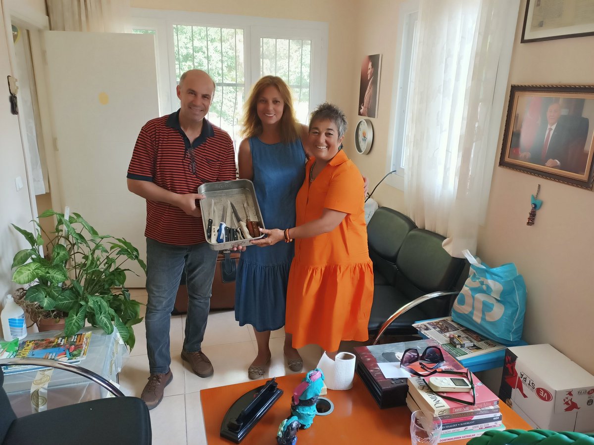 Ziyapaşa Bulvarı Kurtuluş mahalle  Muhtarlığımızın önünde sakinlerimizin mutfakta kullandıkları körelen bıçakları bilenmeye başlamıştır.Hizmette sınır yoktur.