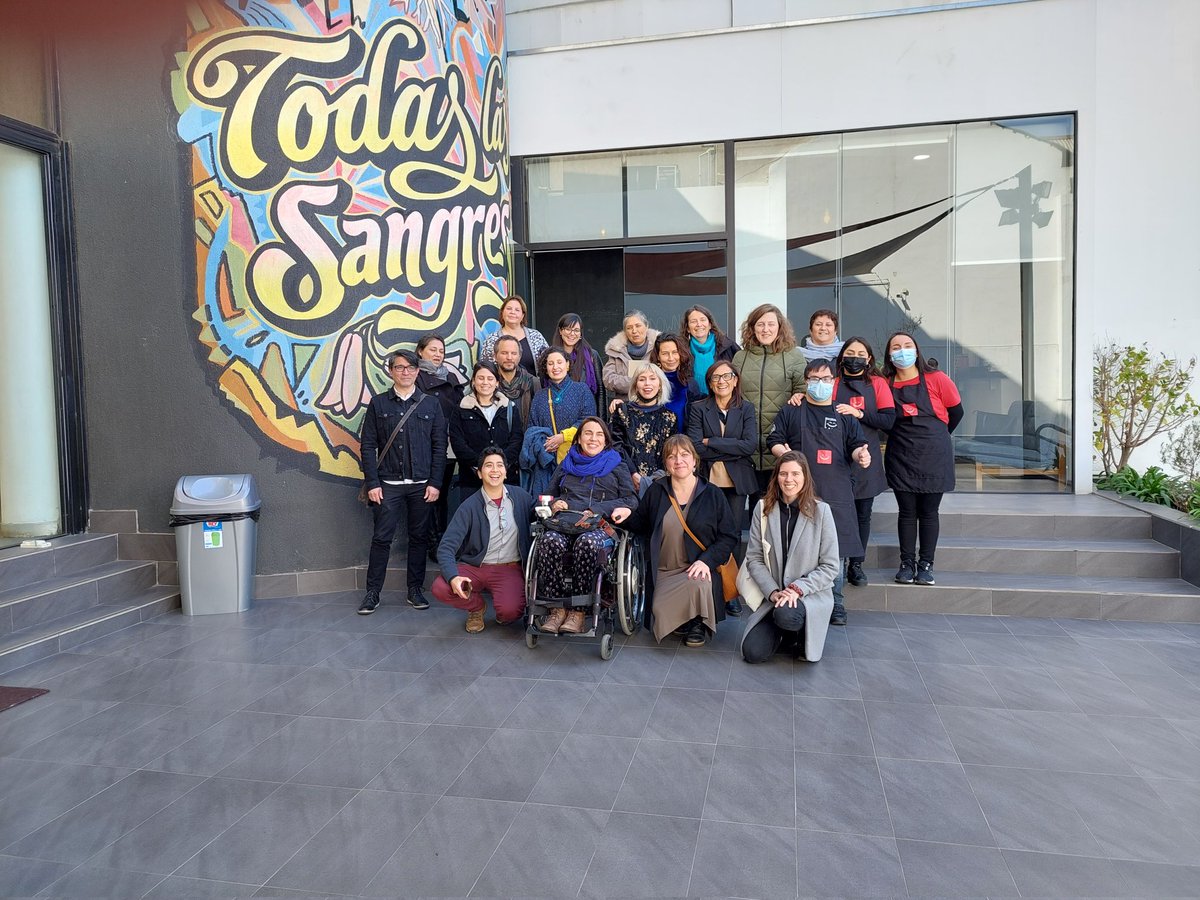 AleArratiaM's tweet photo. Muchas gracias al @CCESantiago por el espacio para conocer la experiencia de @efiguer4, y reflexionar conjuntamente sobre el rol de la educación artística en la innovación educativa, para la formación integral ❤🧡💛💚💙💜
 #2020Presente #PorunaNuevaEducaciónParaunNuevoChile https://t.co/T2tbtjccv4