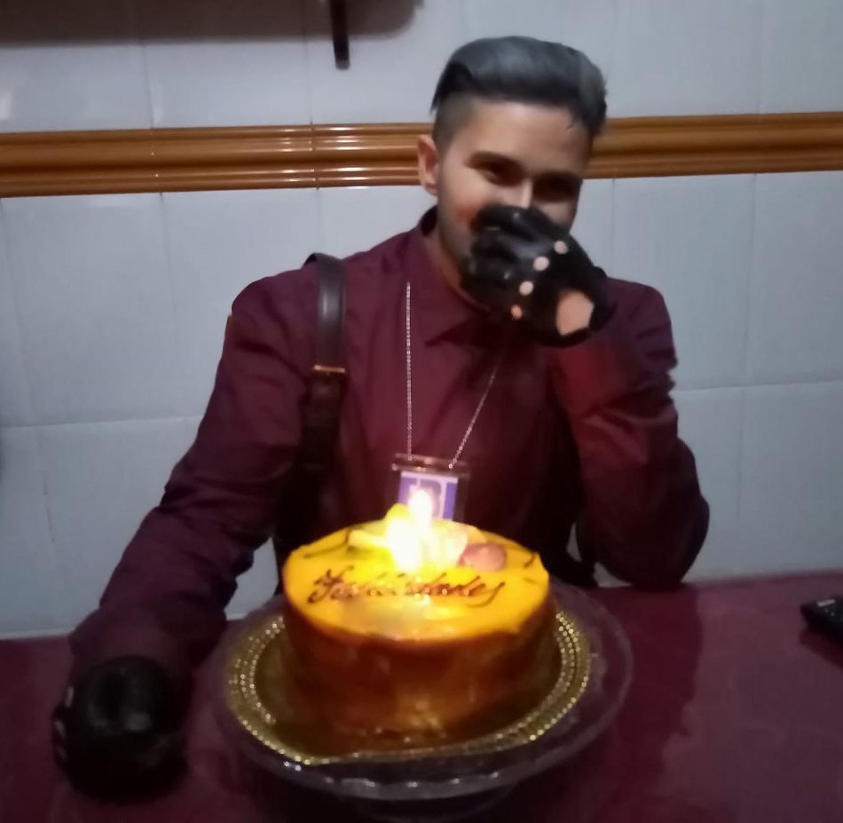 Hikari_Kanda's tweet photo. No me pregunteis el porque tengo una foto así de V, larga historia🤣🤣🤣🤣🤣, pero supongo que feliz cumple al ruso por seguir siendo un viejo sabroso así como al Otaku supremo ♥️ https://t.co/K83o1qG3Tt
