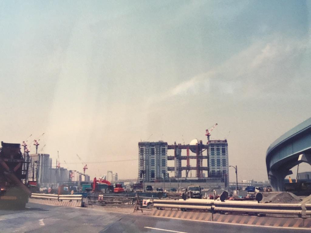1990年代半ば頃、開発中のお台場と建設中のフジテレビ本社