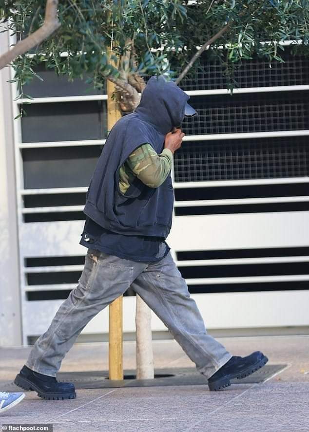 Why do <a href="/kanyewest/">ye</a> have to stretch his legs so wide before he could work! 😂😂😂