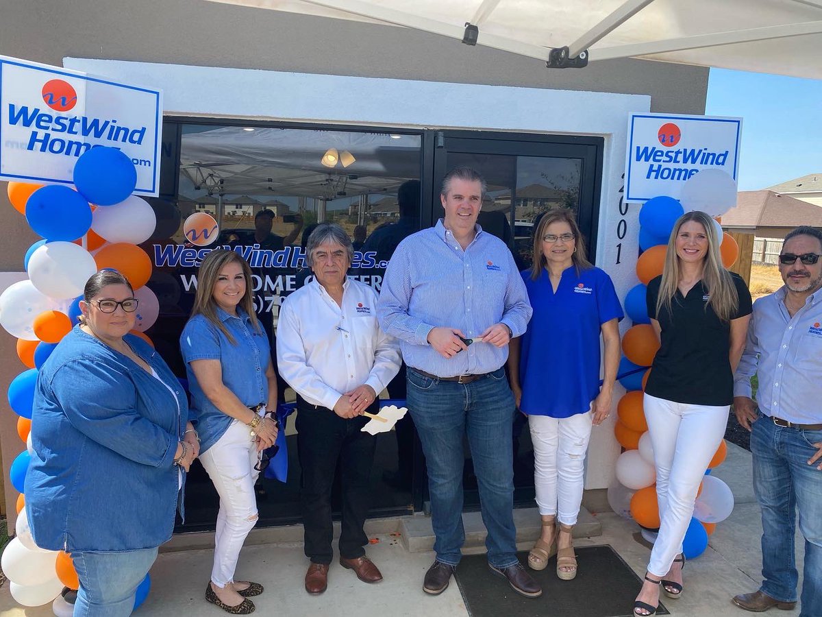 z93LDO's tweet photo. Westwind Homes Grand Opening en la Subdivision Green Ranch 2001 Port Honolulu #Z93Laredo #HolaLaredo https://t.co/wLnSFRAfxx