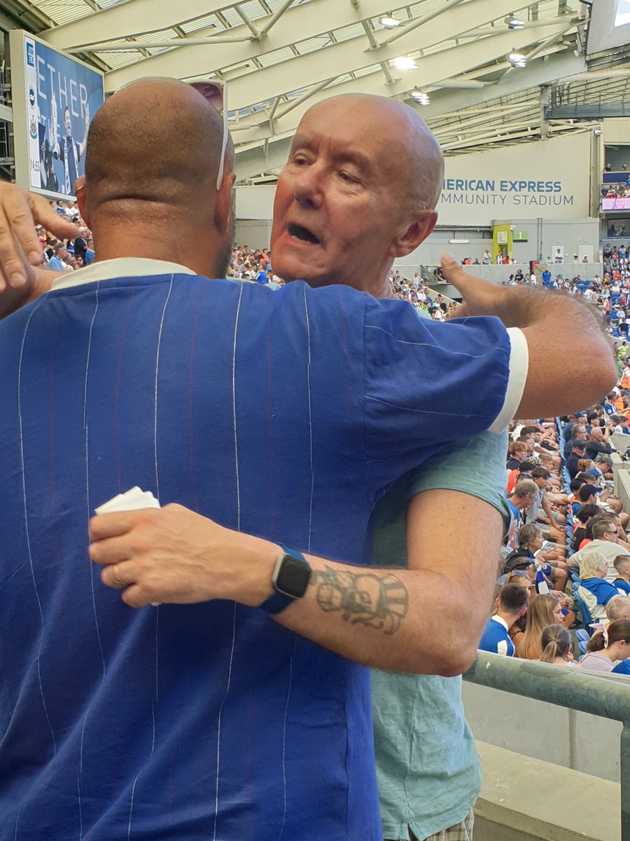 harrisonpiers's tweet photo. @IrvineWelsh at the amex #BHAFC to watch some #filth from @kaoru_mitoma 🙂#bhafc #nufc #bhanew https://t.co/fbNtrHTAtg
