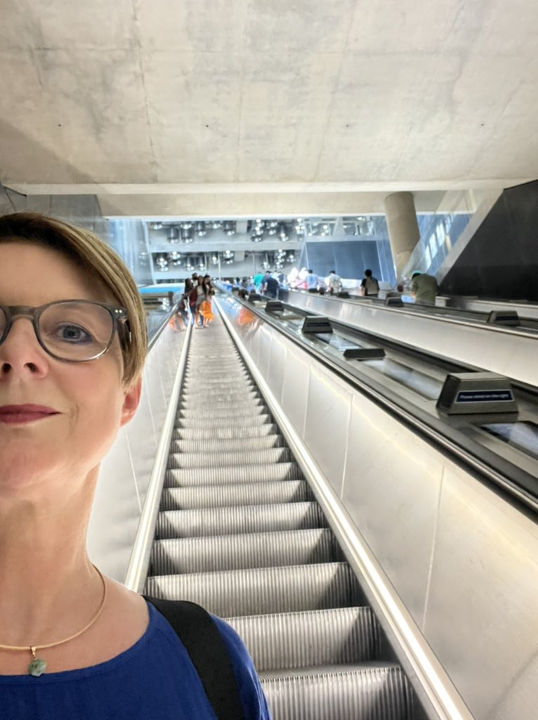 an_floet's tweet photo. So sieht die Zukunft des ÖPNV in #London aus. Extrem beeindruckend. 6 (!) Minuten von Center Point bis Liverpool Street Station. #ElisabethLine #TransportforLondon #TfL https://t.co/kGjT2whh9L