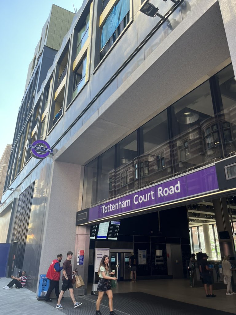 an_floet's tweet photo. So sieht die Zukunft des ÖPNV in #London aus. Extrem beeindruckend. 6 (!) Minuten von Center Point bis Liverpool Street Station. #ElisabethLine #TransportforLondon #TfL https://t.co/kGjT2whh9L