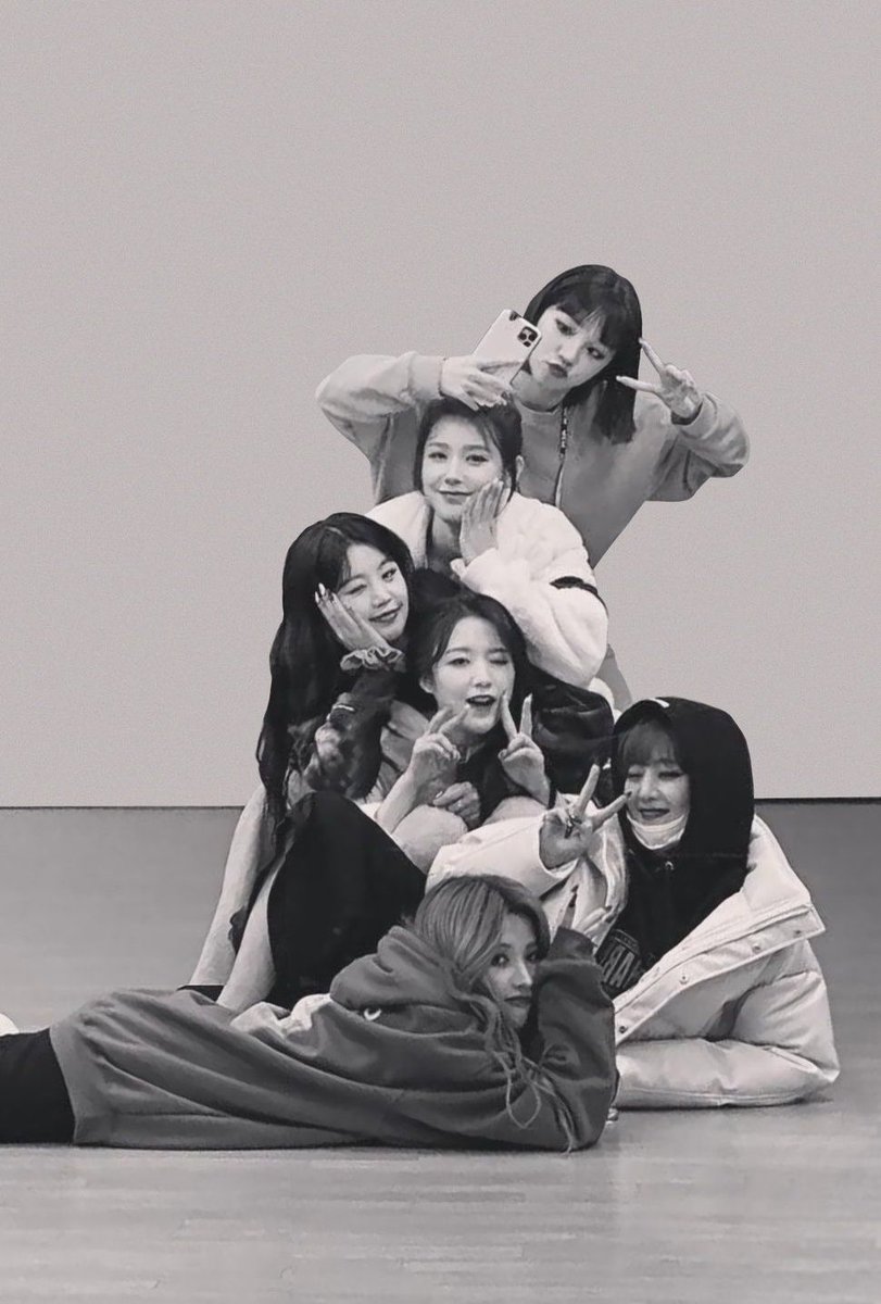 yuqiholic's tweet photo. gidle may be 5 members, but in neverland gidle will always be 6 members. minnie, miyeon, soojin, soyeon, yuqi, and shuhua. we miss you everyday and wish you happiness only soojin! like you always said on vlive “make sure you eat well”! we love you! #Soojin_NeverlandLovesYou https://t.co/D6DNhBc6cv