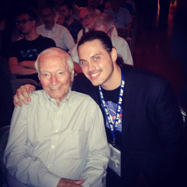 SamLouis_CICAP's tweet photo. Ho avuto la fortuna di incontrarlo tante volte, di sentirlo raccontare le sue storie, di cenarci insieme, di sentirlo parlare delle missioni Apollo che negli anni '60 seguì come inviato per la Rai... ciao Piero ❤
#pieroangela #cicap https://t.co/7R3leZjo5S