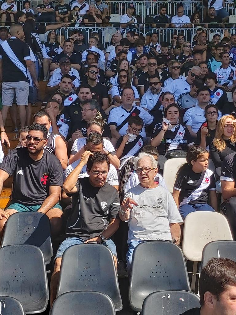 coisas que só acontecem com o Vasco tweet media