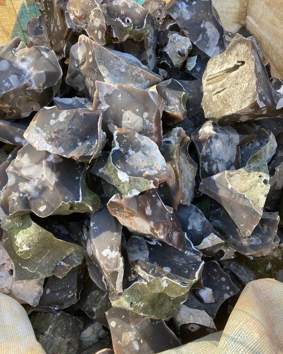dunne_ltd's tweet photo. From the large whole quarried flints to the finished product in a couple of stages. Swipe to see before and after 👉🏻
#Flint #flintwork #flintwalls #FlintWall #Repair #KnappedFlint #Knapped #FlintCourses #RepairAndRestore #Conservation #HeritageSkills #Heritage https://t.co/uKJcyAoTsw