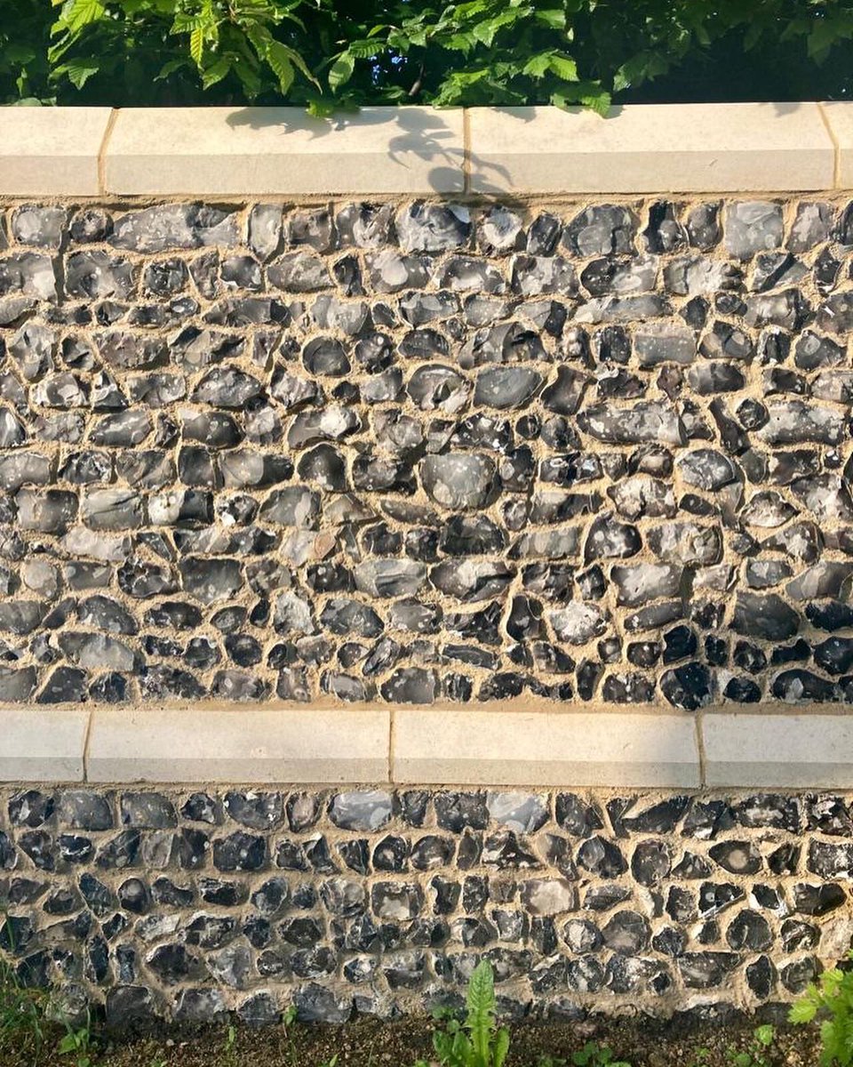 dunne_ltd's tweet photo. From the large whole quarried flints to the finished product in a couple of stages. Swipe to see before and after 👉🏻
#Flint #flintwork #flintwalls #FlintWall #Repair #KnappedFlint #Knapped #FlintCourses #RepairAndRestore #Conservation #HeritageSkills #Heritage https://t.co/uKJcyAoTsw