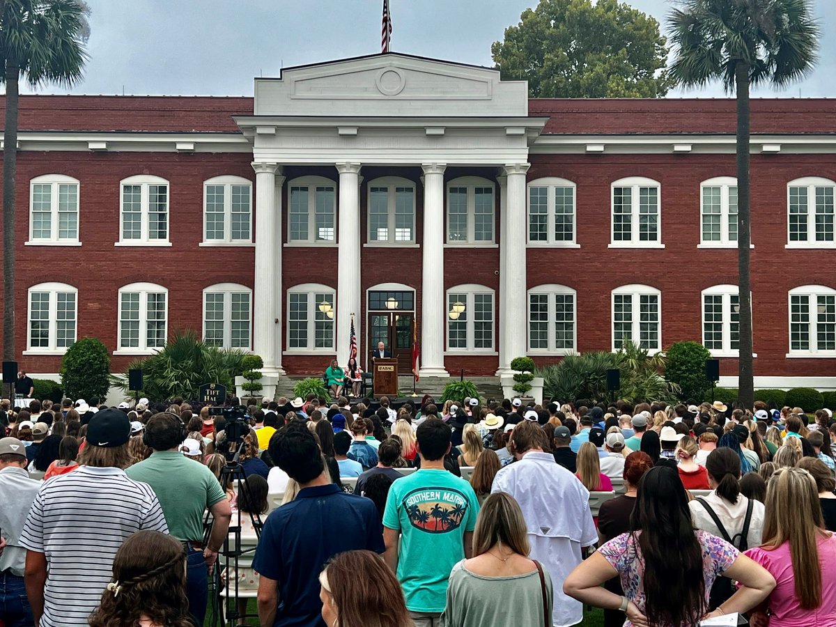 GreatDa1's tweet photo. Fantastic Freshman Convocation in front of Tift Hall at ABAC this morning with an inspiring speech by new ABAC President Tracy Brundage. Classes begin Monday!! https://t.co/g9QN5rs6tR