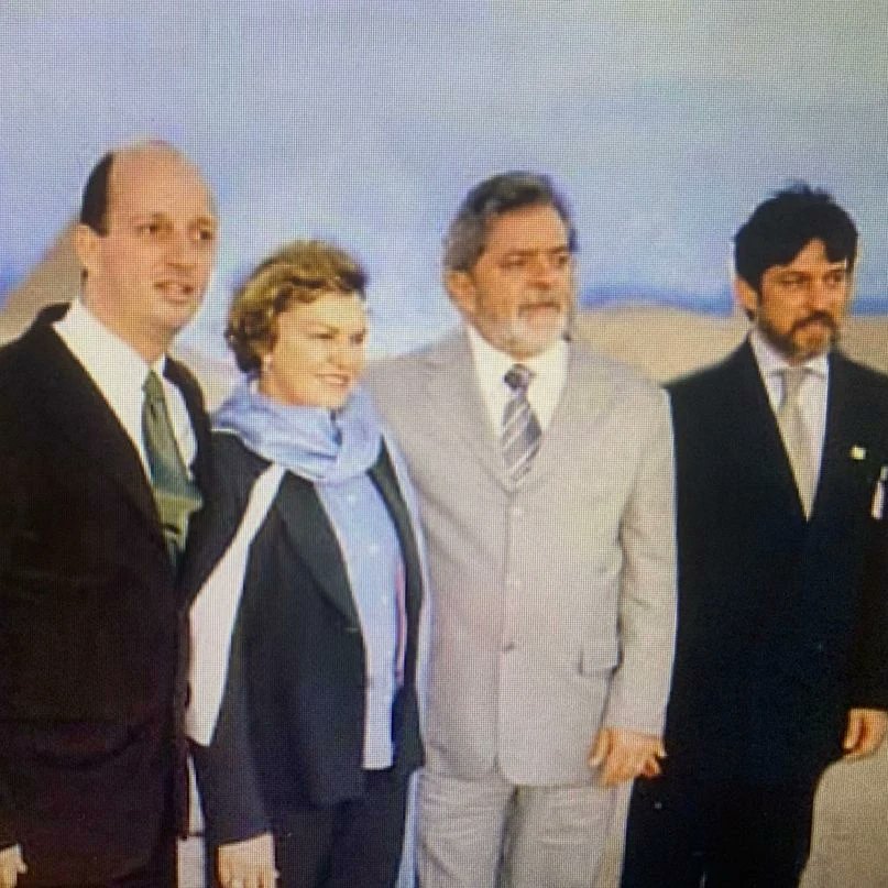 Hoje é #LULADay e ao olhar essas fotos lembro que um dia, em outros tempos, o Brasil do Lula era um país de muita alegria. Acompanhei o Lula muitas vezes mostrando pelo mundo um Brasil gentil, forte e solidário. A saudosa Dona Marise era uma companhia maravilhosa. 🧵