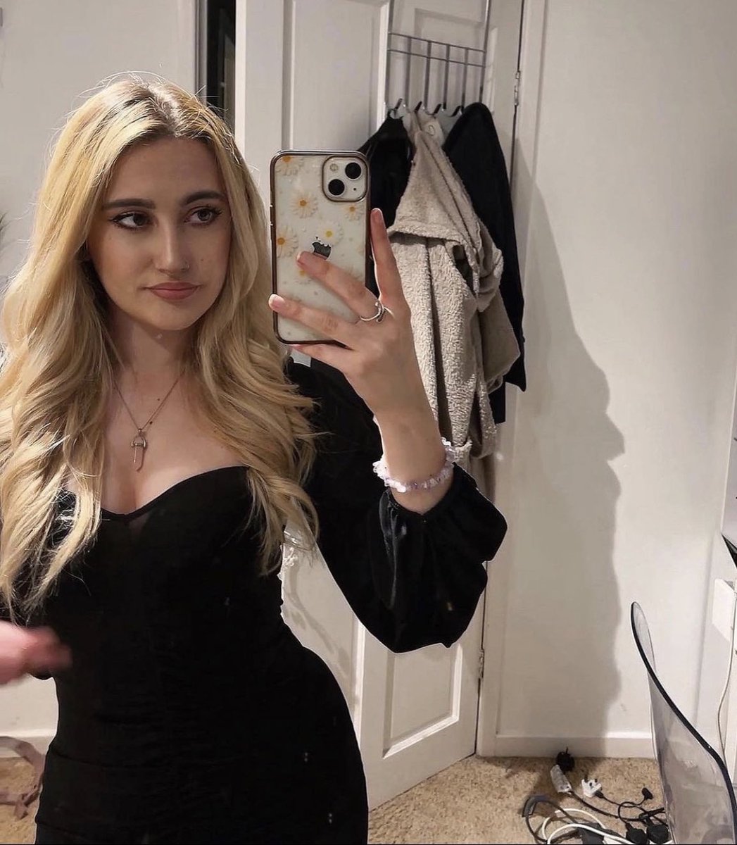 virginpizzababe's tweet photo. Going out tonight and nobody can stop me. Not even this hangover. https://t.co/zzIwpgsjXu