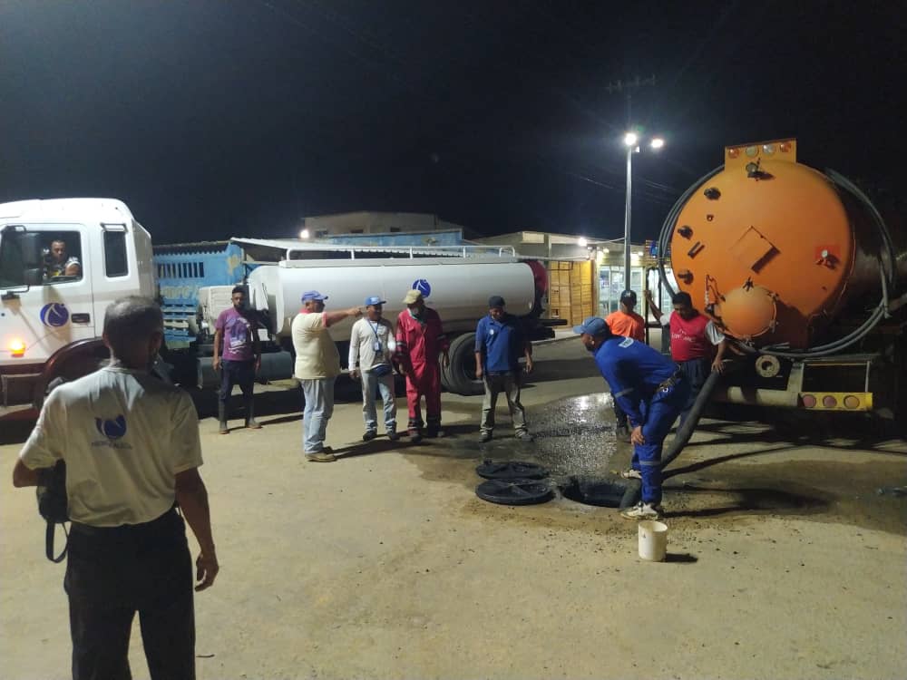 HIDROFALCON's tweet photo. #EquipoDeAzul cumpliendo con las políticas sociales instruidas por el Pdte @NicolasMaduro  a través del @MinAguasVen se encuentra trabajando en mantenimiento sistema de aguas servidas de #Adicora mcpio #Falcon. @RMarcoTorres
@andresmmigente @GobVictorClark
@oficialhidroven https://t.co/BS7FNAAb6y