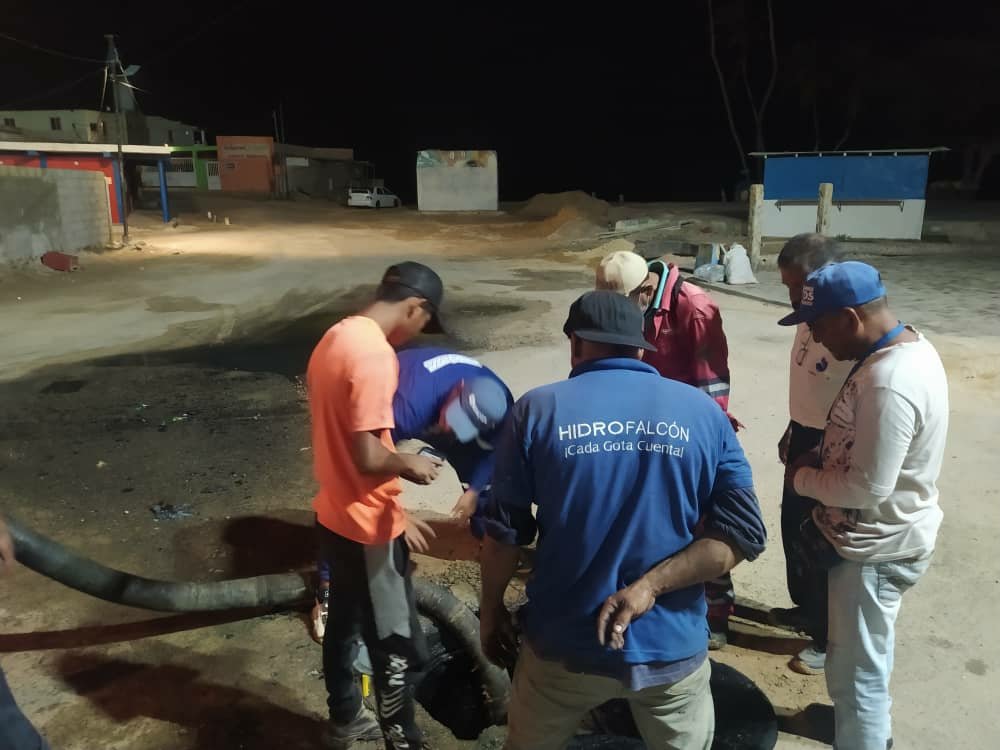 HIDROFALCON's tweet photo. #EquipoDeAzul cumpliendo con las políticas sociales instruidas por el Pdte @NicolasMaduro  a través del @MinAguasVen se encuentra trabajando en mantenimiento sistema de aguas servidas de #Adicora mcpio #Falcon. @RMarcoTorres
@andresmmigente @GobVictorClark
@oficialhidroven https://t.co/BS7FNAAb6y
